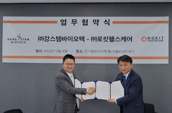 유석환 로킷헬스케어 대표(왼쪽)와 나종천 강스템바이오텍 대표가 협약을 맺고 있다. [로킷 제공]