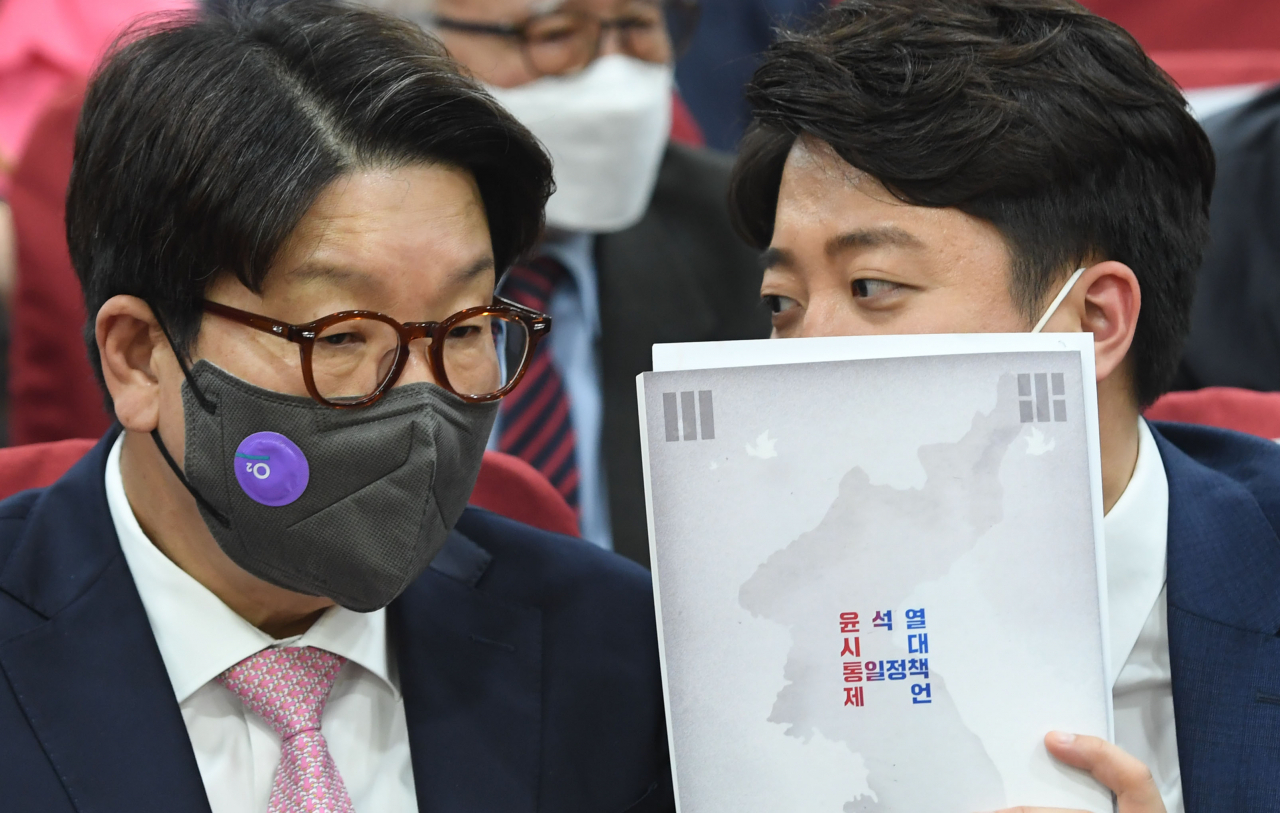 이준석 국민의힘 대표(오른쪽)와 권성동 원내대표가 6일 오후 서울 여의도 국회 의원회관에서 태영호 의원실 주최로 열린 ‘윤석열 시대 통일정책 제언’ 토론회에서 대화하고 있다. [연합]