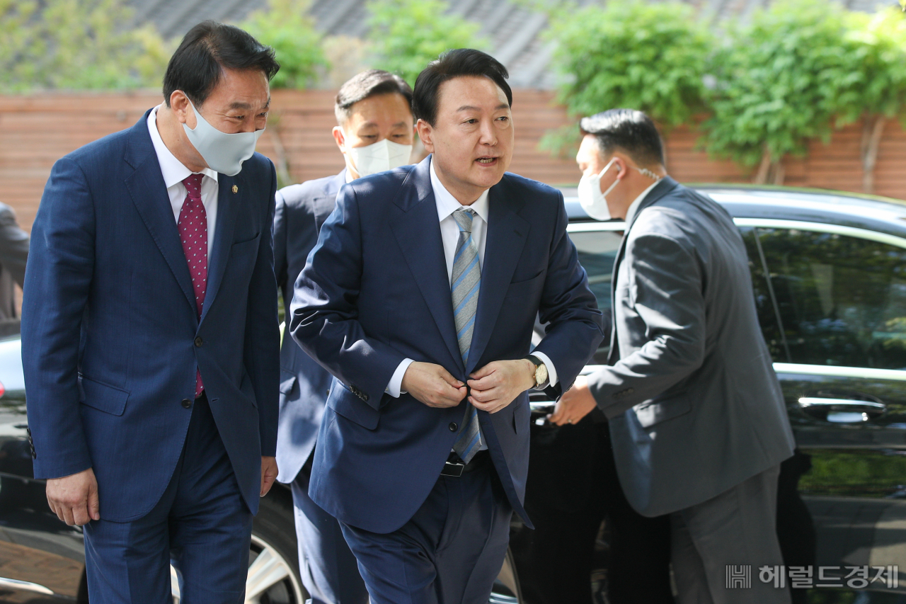 윤석열 대통령 당선인이 6일 오전 서울 종로구 통의동 대통령직인수위원회로 출근하고 있다.