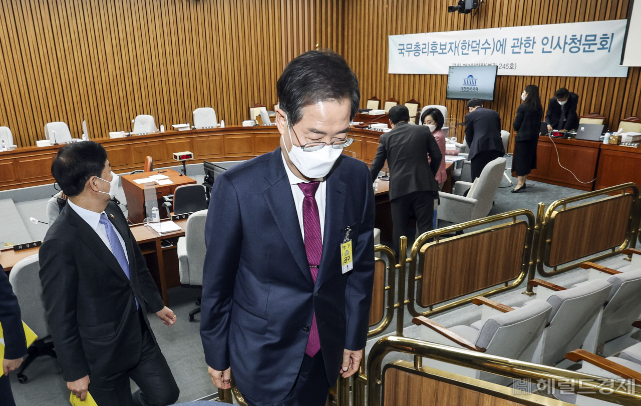 한덕수 국무총리 후보자가 3일 서울 여의도 국회에서 열린 인사청문회 오전 일정을 마친 뒤 회의장을 나서고 있다. 이상섭 기자