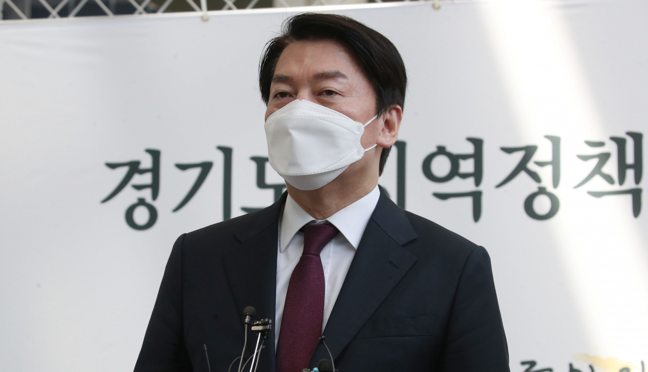 안철수 대통령직인수위원회 위원장이 지난 6일 오후 수원 영통구 경기도경제과학진흥원에서 열린 경기지역 정책과제 국민보고회에 참석 후 분당갑 국회의원 보궐선거 출마와 관련한 취재진의 질문에 답하고 있다. [연합]