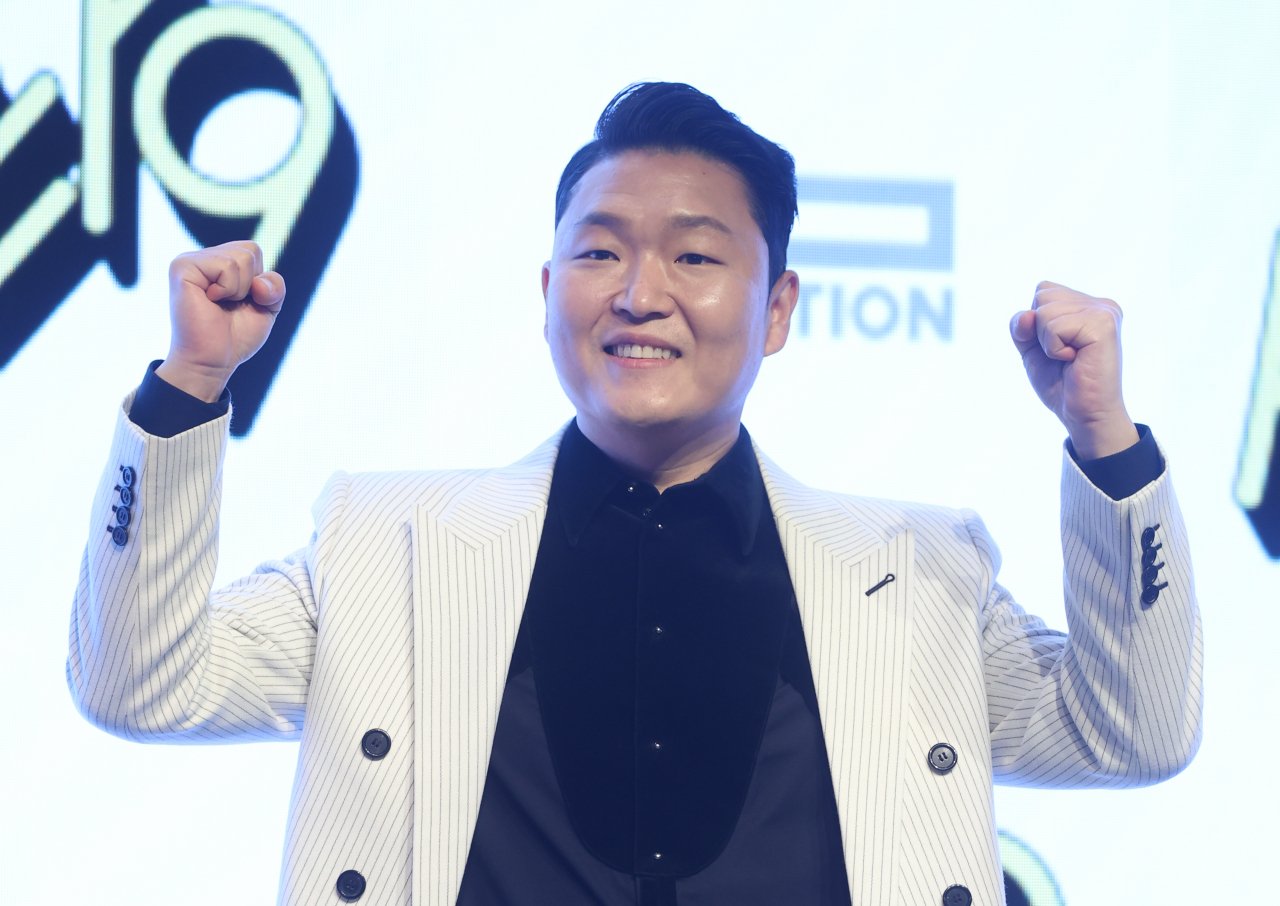 가수 싸이가 지난달 29일 서울 여의도 페어몬트 앰배서더 서울 호텔에서 열린 정규 9집 '싸다9' 발매 기념 프레스 청음회에서 포즈를 취하고 있다. [연합]