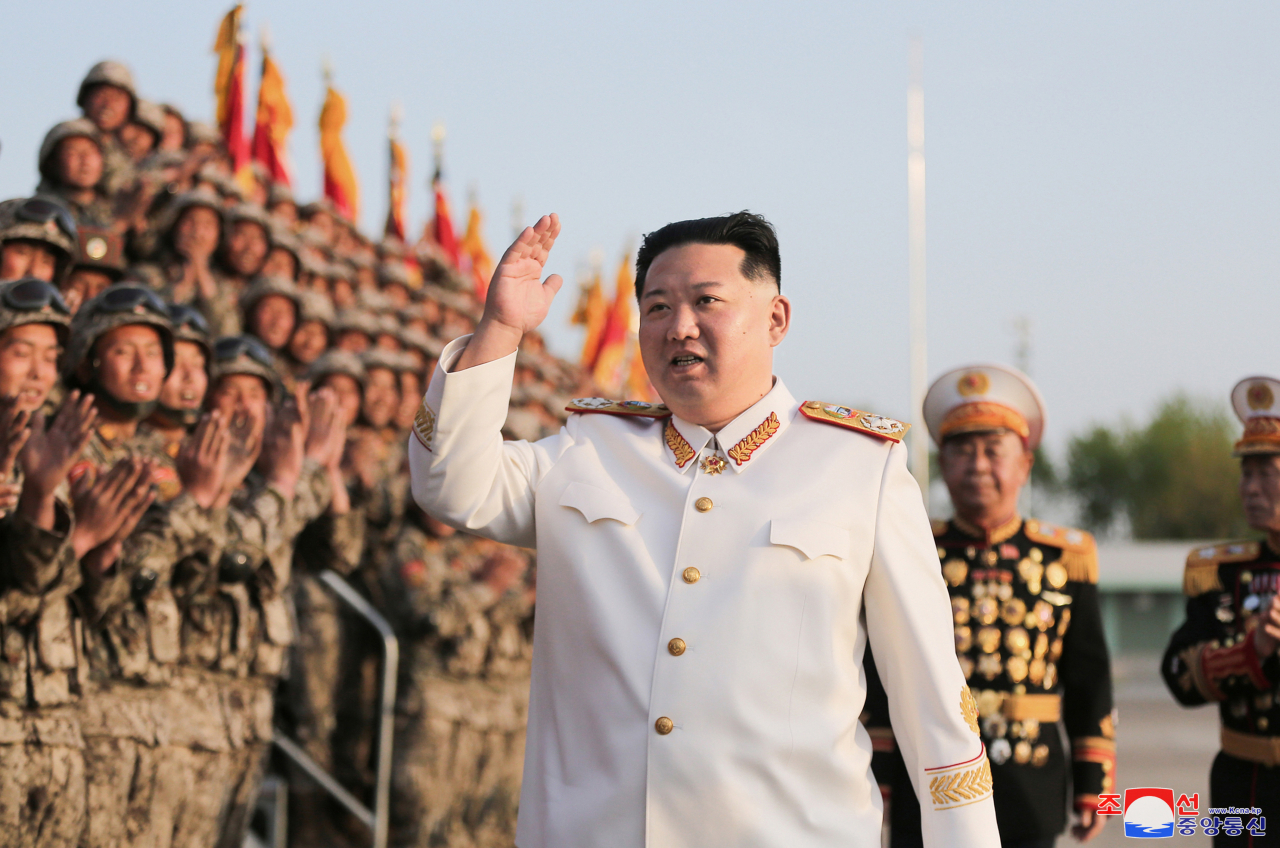 북한 김정은 국무위원장이 지난 27일 조선인민혁명군 창건 90주년 경축 열병식 참가자들과 기념사진을 찍었다고 조선중앙통신이 29일 보도했다. [국내에서만 사용가능. 재배포 금지. For Use Only in the Republic of Korea. No Redistribution] [연합]