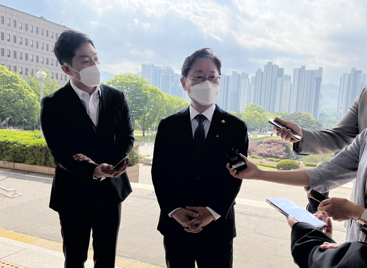 박범계 법무부 장관이 6일 오전 경기도 과천시 정부과천청사 법무부로 출근하며 취재진의 질문에 답하고 있다. [연합]