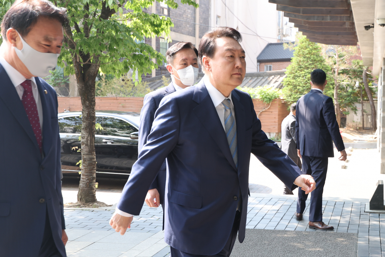 윤석열 대통령 당선인이 6일 오전 서울 종로구 통의동 인수위로 출근하고 있다. [인수위사진기자단]