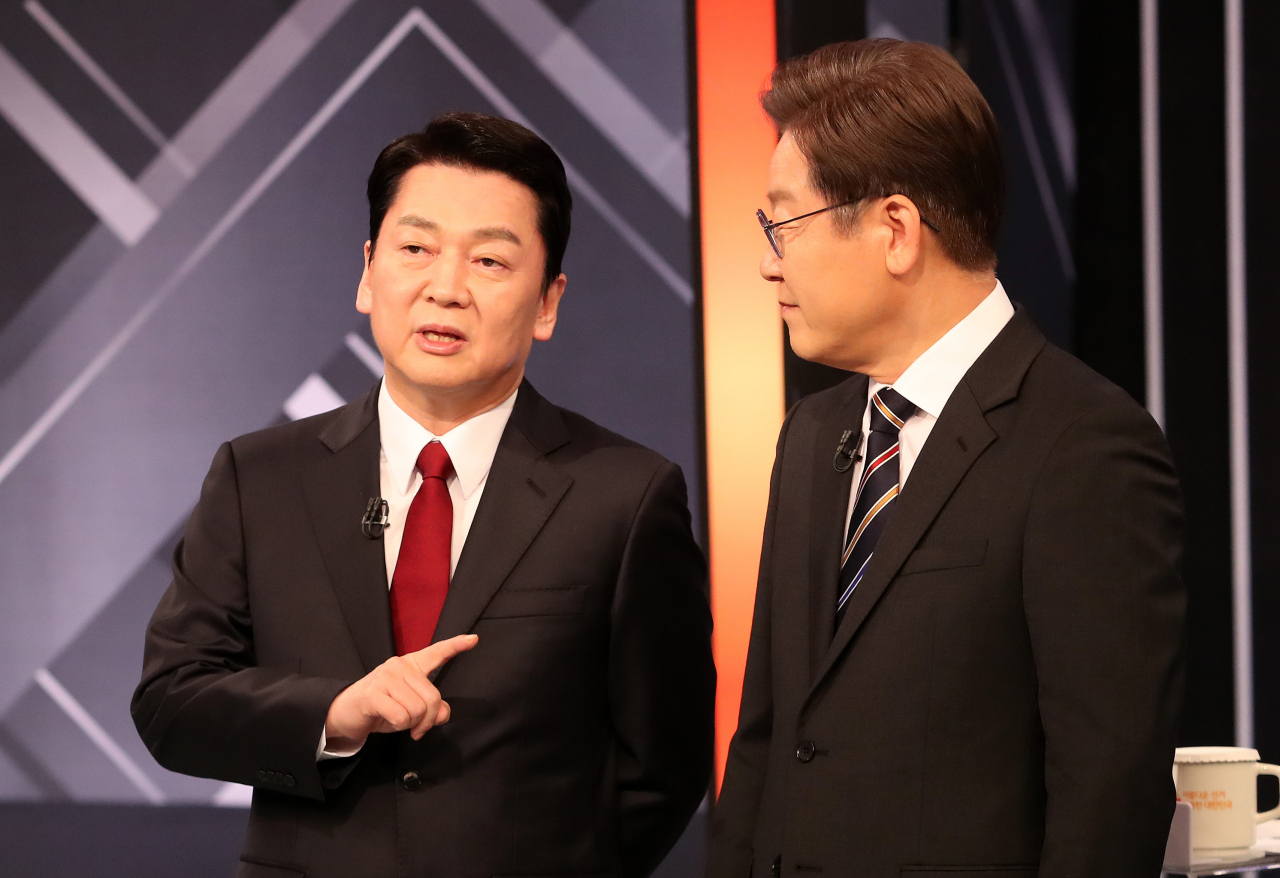 안철수 대통령직인수위원장(왼쪽)과 이재명 더불어민주당 상임고문. [국회사진기자단]