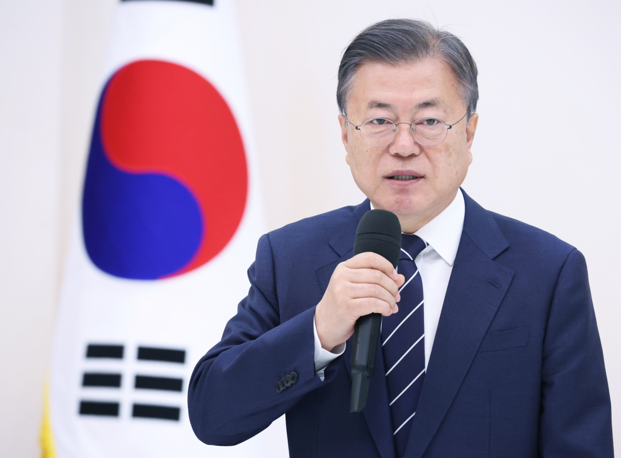 문재인 대통령이 4일 청와대 본관에서 열린 백서 발간 기념 국정과제위원회 초청 오찬에서 백서의 중요성에 대해 발언하고 있다. [연합]