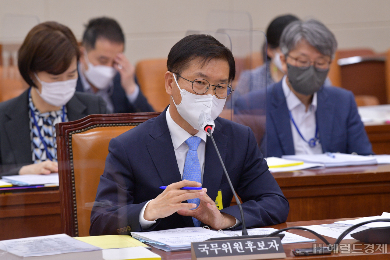 이정식 고용노동부 장관 후보자가 지난 4일 오전 서울 여의도 국회에서 열린 인사청문회에 출석해 질의 답변을 하고 있다. 이상섭 기자