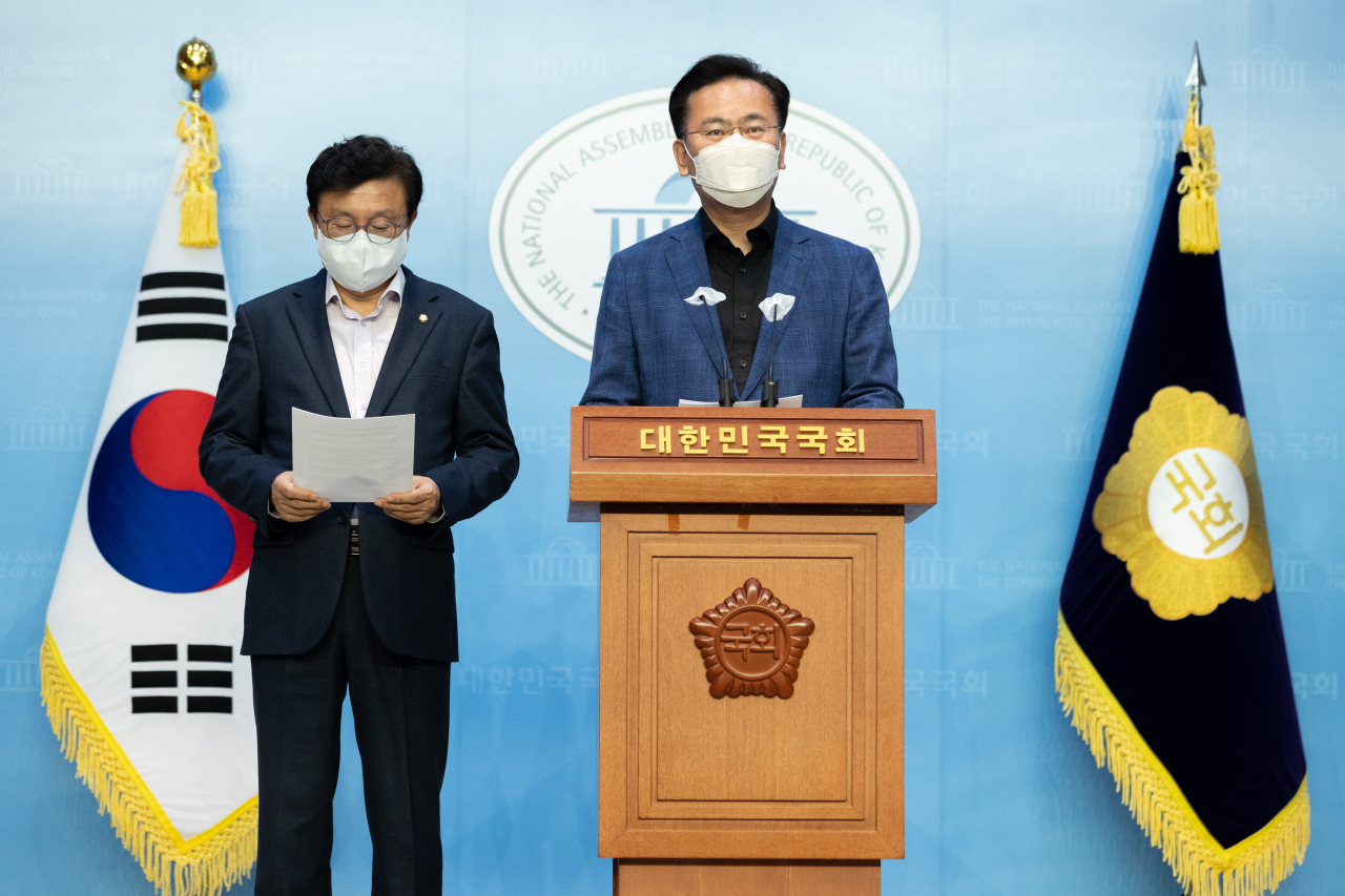 국민의힘 소속 법사위원인 유상범(오른쪽), 박형수 의원이 17일 오후 서울 여의도 국회 소통관에서 김오수 검찰총장의 사퇴 관련 성명을 발표하고 있다. [연합]