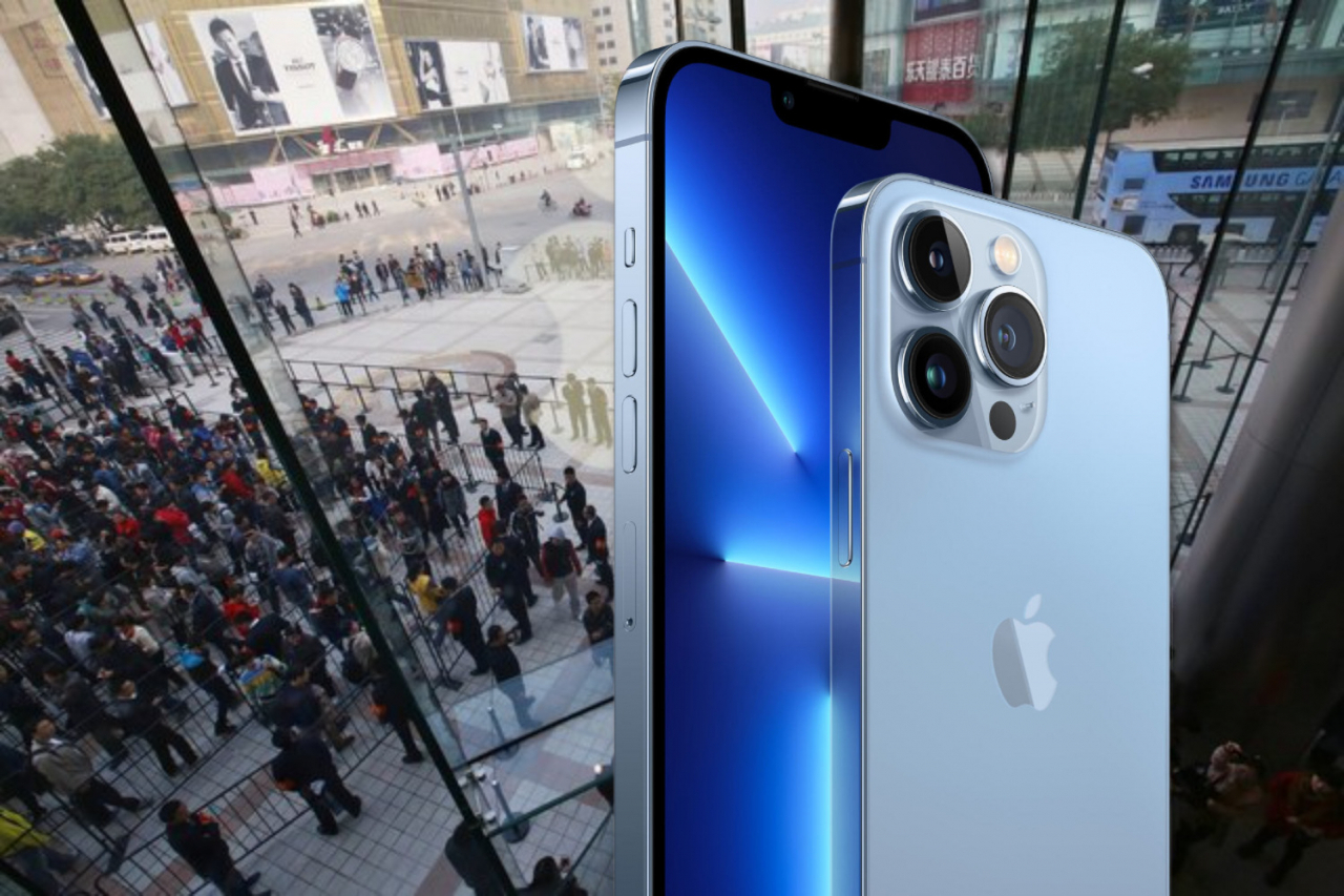 중국 베이징 왕푸징 애플스토어와 아이폰13프로 시리즈. [EPA]