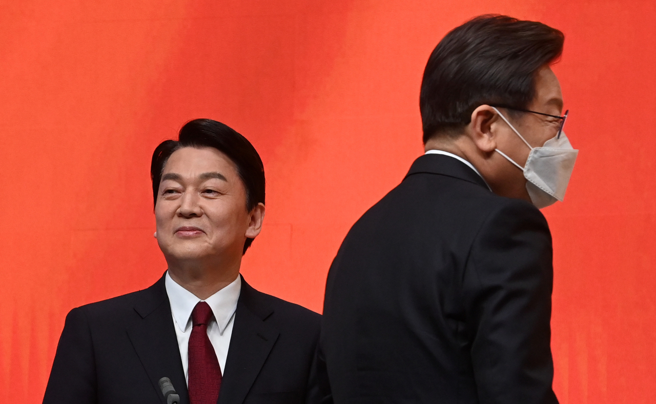 지난 제20대 대통령선거 후보 TV토론회에서 후보로 맞붙었던 이재명 더불어민주당 상임고문(오른쪽)과 안철수 대통령직인수위원장이 인사를 나눈 후 이동하고 있다. [사진=국회사진기자단]
