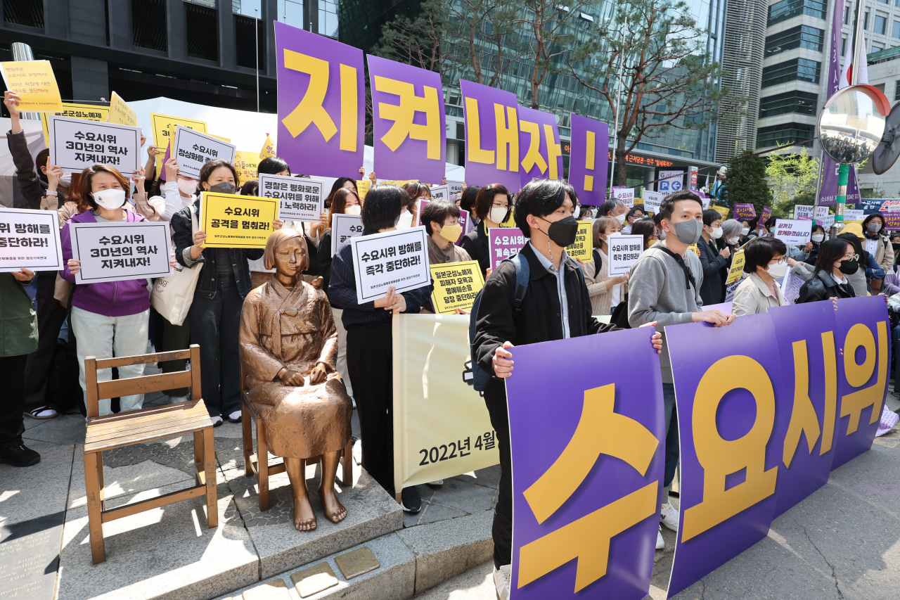 지난달 20일 오후 서울 종로구 옛 일본대사관터 인근 평화의 소녀상 앞에서 수요시위 정상화를 촉구하는 기자회견이 열리고 있다. [연합}
