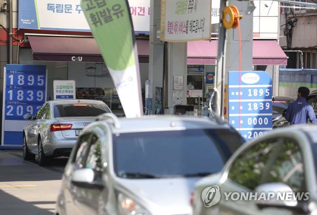 1일부터 유류세 인하 폭이 기존 20%에서 30%로 확대된다. 이에 따라 리터(L)당 휘발유는 83원, 경유는 58원, 액화석유가스(LPG) 부탄은 21원씩 가격 인하 요인이 생긴다.이날 유류세 추가 인하분을 즉각 반영하기로 한 서울시내 한 정유사 직영주유소에 유가 정보가 써붙어 있다. [연합]