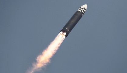 합참은 7일 북한이 동해상으로 미상발사체를 발사했다고 밝혔다. 북한이 지난 3월 24일 ‘화성포-17형’ 시험발사에 성공했다며 공개한 사진. 자료사진. [평양 노동신문=뉴스1]