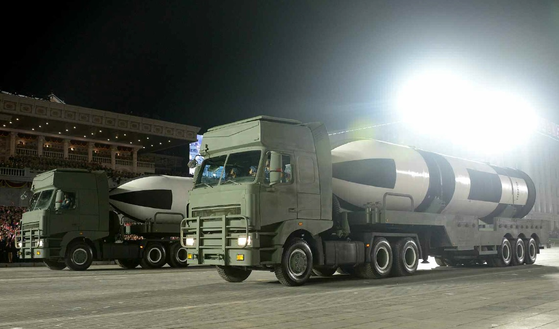 합참은 7일 북한이 7일 발사한 탄도미사일에 대해 잠수함발사탄도미사일(SLBM)로 추정했다. 북한이 지난달 25일 조선인민혁명군 창건 90돌 경축 열병식 때 공개한 신형 SLBM 모습. [노동신문 홈페이지]