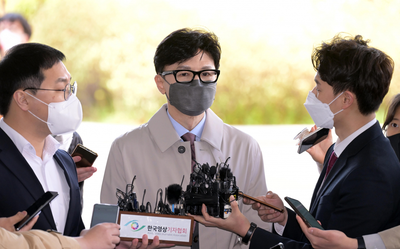 한동훈 법무부 장관 후보자가 지난달 15일 오전 서울 서초구 서울고등검찰청에 마련된 인사청문회 준비사무실로 들어가기 전 기자들의 질문에 답변을 하고 있다. 이상섭 기자