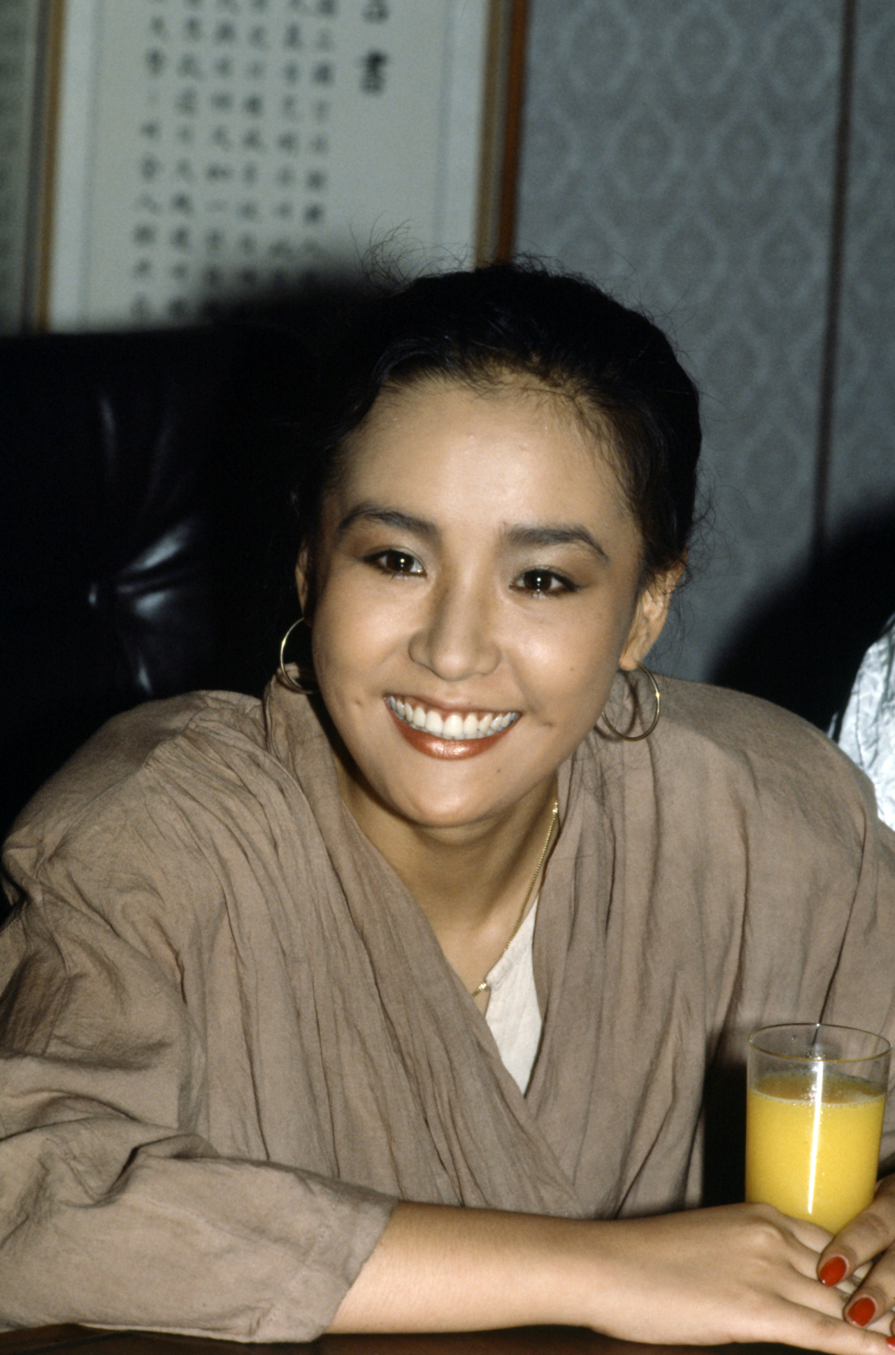 강수연이 1987년 9월 '씨받이'로 제44회 베니스영화제에서 여우주연상을 수상하고 귀국 후 서울 시내의 한 커피숍에서 기자회견을 하고있다. [연합]