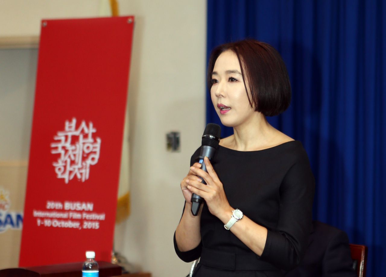 2015년 7월 부산국제영화제 공동 집행위원장에 선출된 강수연씨가 부산국제영화제 조직위원회 임시총회가 열린 부산시청 1층 대회의실에서 소감을 밝히고 있는 모습. [연합]
