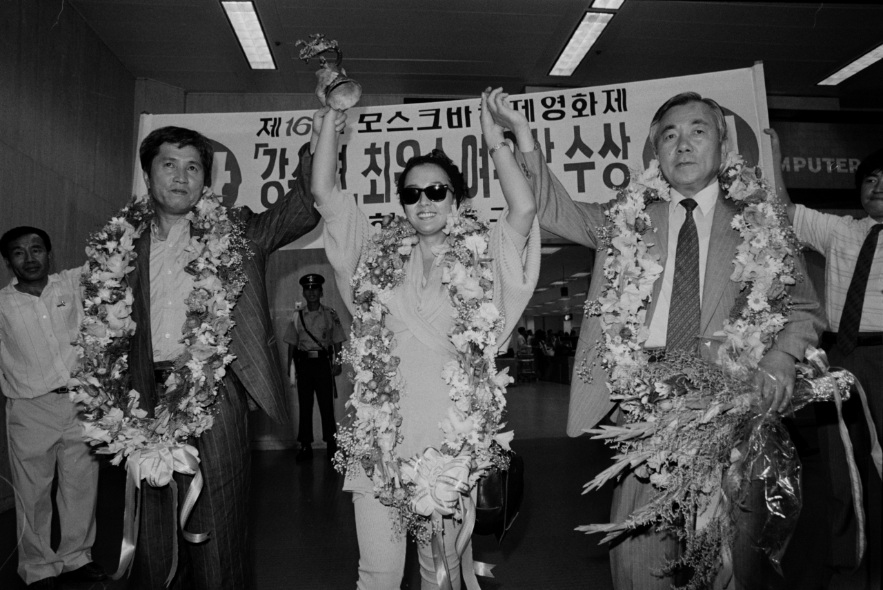 1989년 7월 모스크바 국제영화제에 참가했던 대표단 귀국 모습. 왼쪽부터 임권택 감독, 〈아제아제바라아제〉로 여우주연상을 수상한 강수연, 김동호 영화진흥공사 사장. [연합]