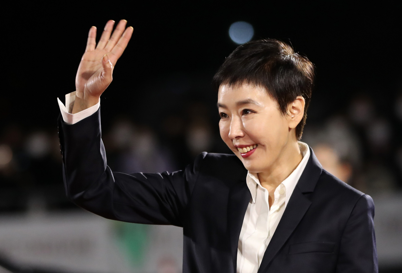 영화배우 강수연씨가 7일 별세했다. 향년 55세. 4세 어린 나이에 동양방송(TBC) 전속 배우로 활동을 시작한 고인은 임권택 감독의 영화 '씨받이'(1987)로 베네치아영화제 여우주연상을 받으며 한국 배우로 최초로 세계 3대 영화제 수상이라는 새 역사를 썼고 2년 뒤 '아제 아제 바라아제'로 모스크바영화제 최우수여자배우상을 거머쥐는 영광을 누렸다. 고인은 지난 5일 서울 강남구 압구정동 자택에서 뇌출혈 증세로 쓰러진 뒤 사흘째 의식불명 상태로 병원 치료를 받아왔다. 사진은 지난해 10월 22일 강원 강릉아트센터에서 열린 제3회 강릉국제영화제 개막식 레드카펫 행사에 참석한 강수연. [연합]
