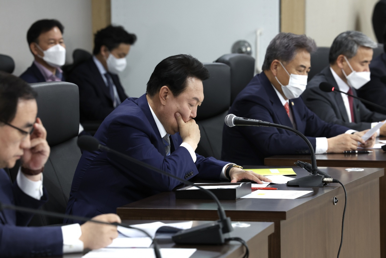 지난 6일 윤석열 대통령 당선인이 대통령실로 사용하게 될 용산 국방부 청사에 새로 설치한 국가위기관리센터에서 안보상황 점검회의를 주재하는 모습. [연합]