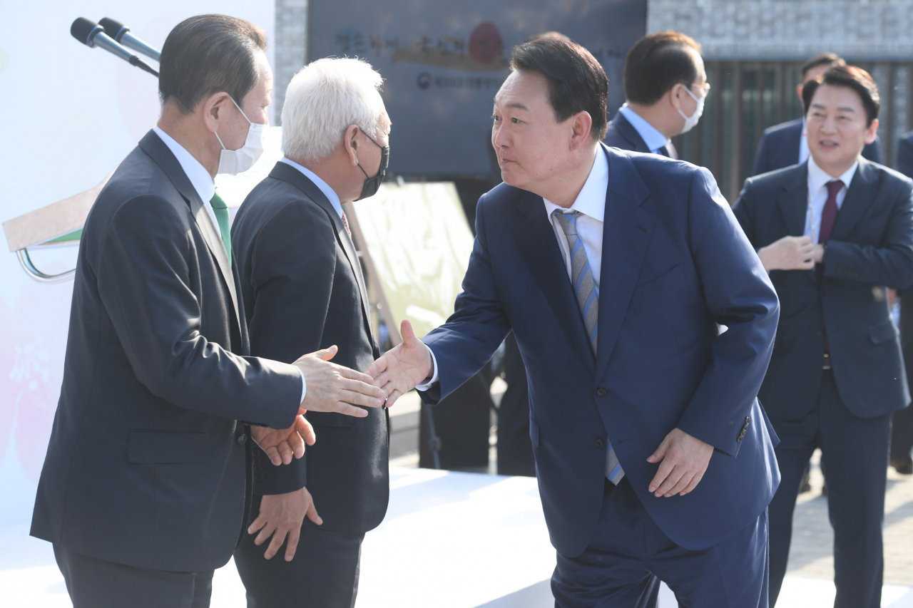 윤석열 대통령 당선인이 지난 6일 오후 서울 종로구 삼청동 대통령직인수위원회 잔디광장에서 열린 제20대 대통령직인수위원회 해단식에서 박주선 대통령취임식준비위원장과 악수하고 있다. [연합]