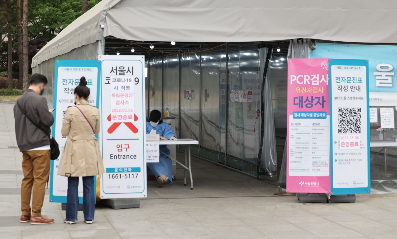 국내 신종 코로나 바이러스 감염증(코로나19) 신규 확진자 수가 4만64명을 기록한 8일 오전 서울 서대문구 독립문 광장 코로나19 임시선별검사소가 한산한 모습을 보이고 있다. [연합]