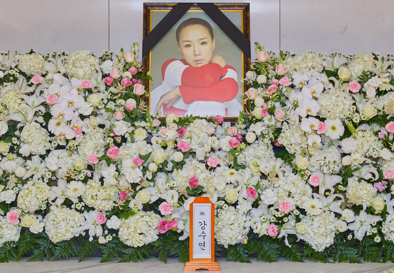 영화배우 강수연의 빈소가 8일 오전 서울 강남구 삼성서울병원 장례식장에 마련됐다. [연합]