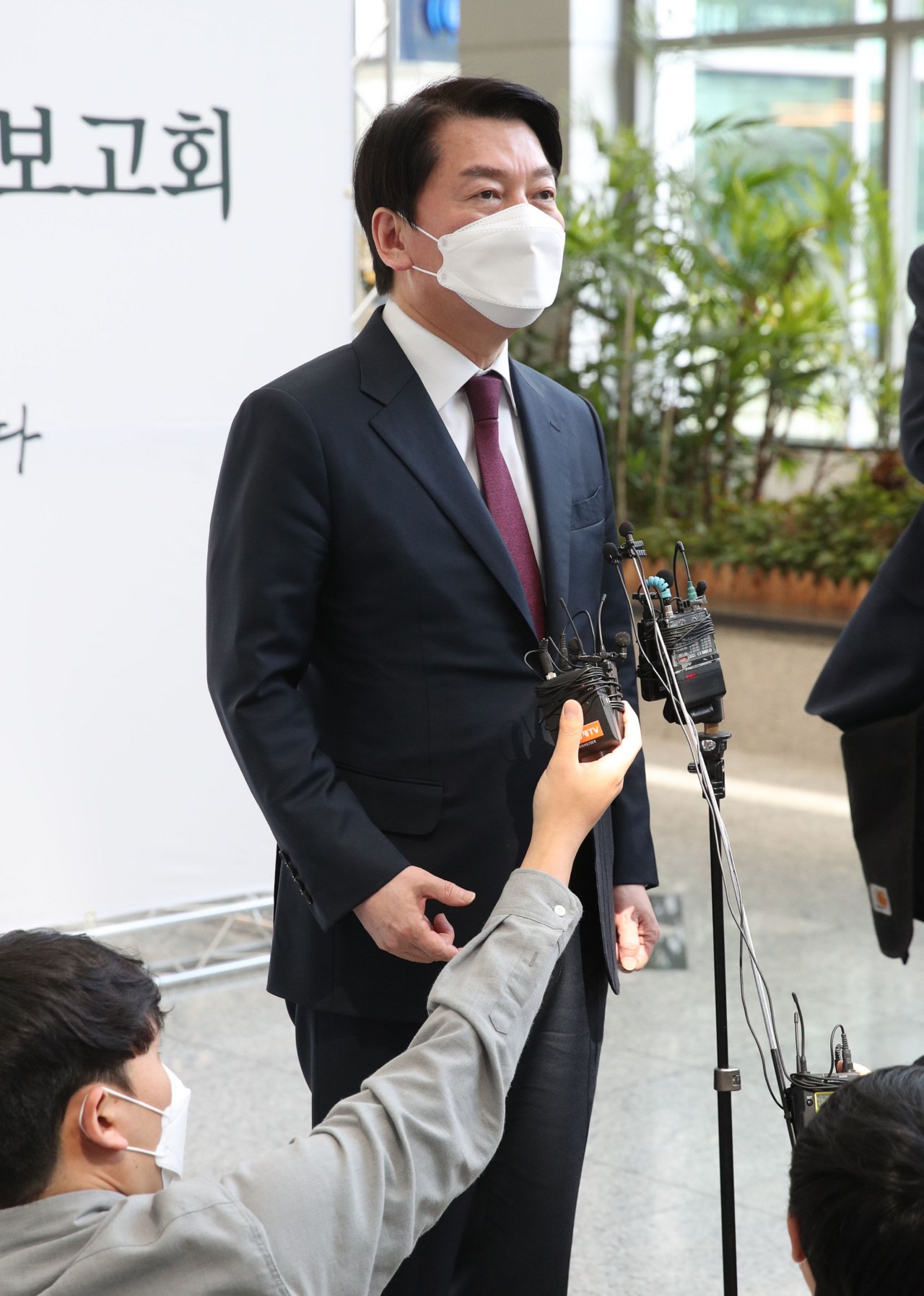 220506 지방선거 출마 관련 질의응답하는 안철수 6일 경기도경제과학진흥원에서 열린 경기도 지역 정책과제 국민보고회를 마친 안철수 인수위원장이 지방선거와 관련한 기자들의 질의에 답하고 있다.