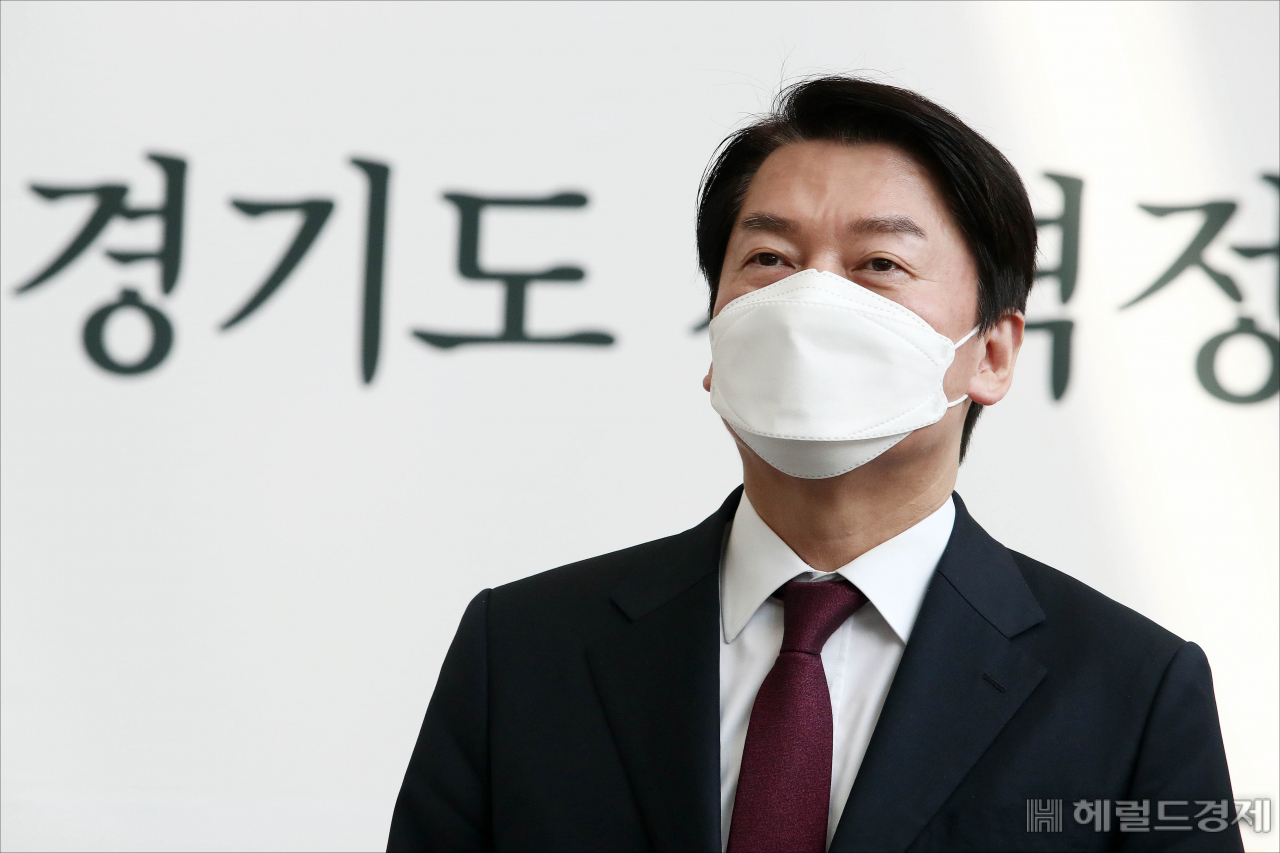 안철수 인수위원장이 6일 오후 경기도 수원 영통구 경기도경제과학진흥원에서 열린 '경기도 지역 정책과제 국민보고회'를 마친 후 취재진의 질문에 답변을 하고 있다. [이상섭 기자]