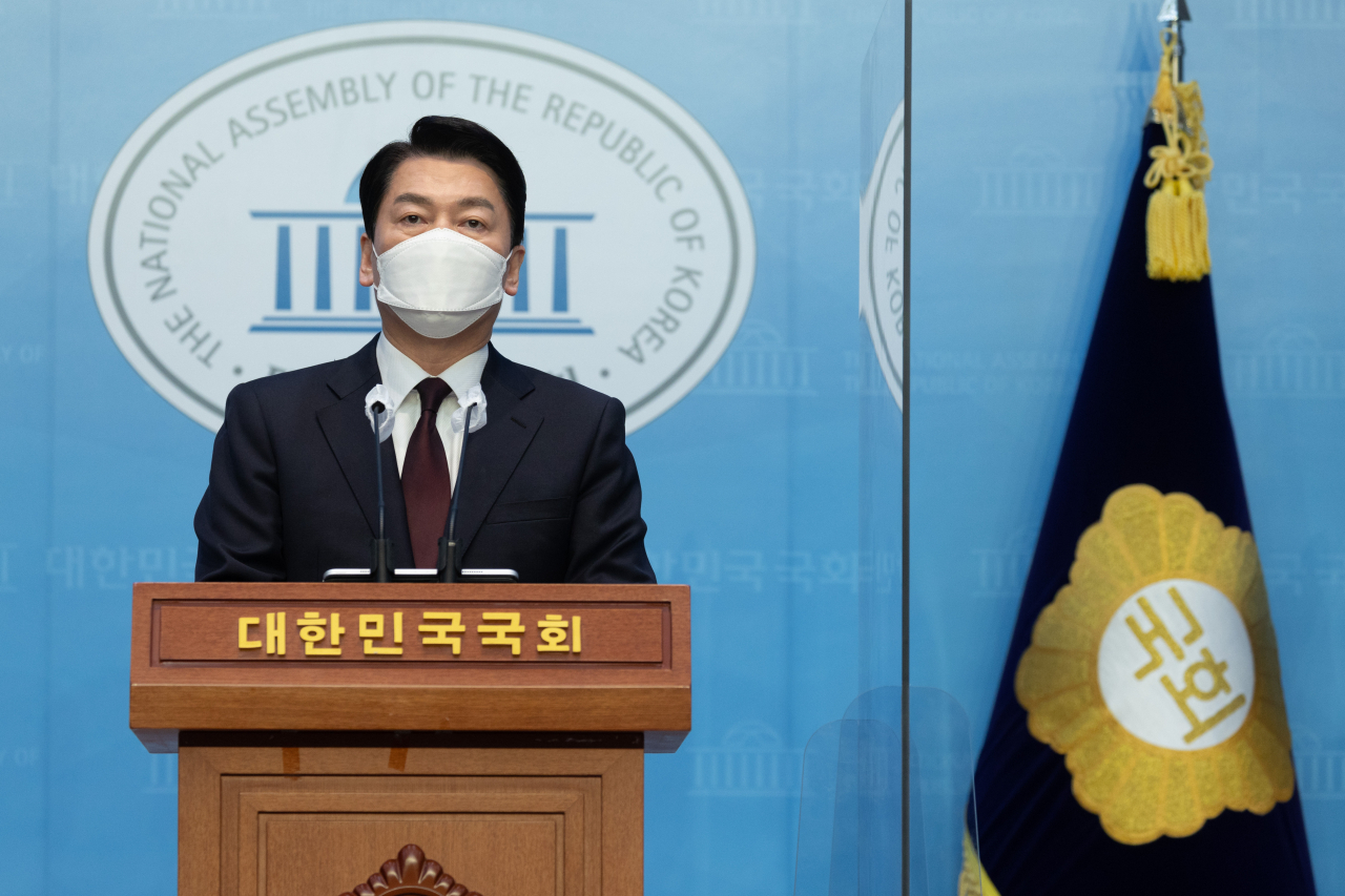 안철수 대통령직인수위원장이 8일 오후 국회 소통관에서 경기 분당갑 국회의원 보궐선거 출마 선언 기자회견을 하고 있다. [연합]