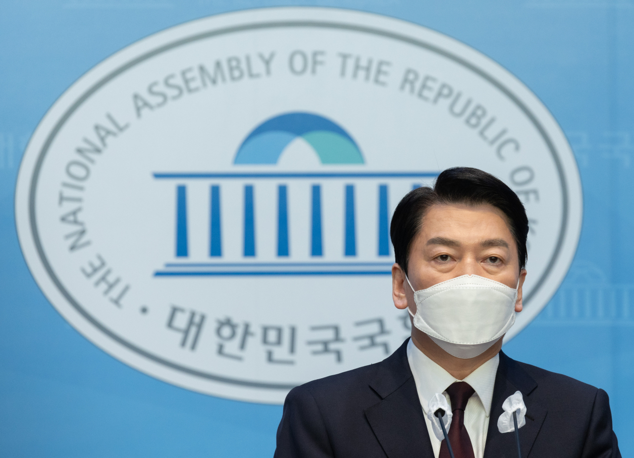 안철수 대통령직인수위원장이 8일 오후 국회 소통관에서 경기 분당갑 국회의원 보궐선거 출마 선언 기자회견을 하고 있다. [연합]