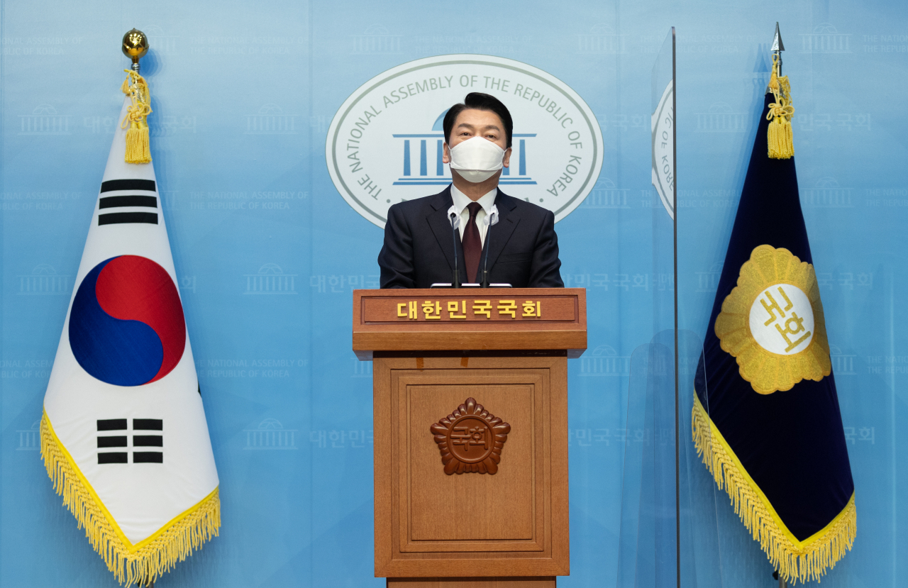 안철수 대통령직인수위원장이 8일 오후 국회 소통관에서 경기 분당갑 국회의원 보궐선거 출마 선언 기자회견을 하고 있다. [연합]