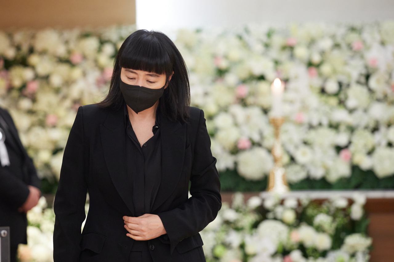 배우 김혜수가 8일 서울 강남구 삼성서울병원에 마련된 영화배우 강수연의 빈소를 찾아 조문을 마친 뒤 떠나고 있다. [연합]