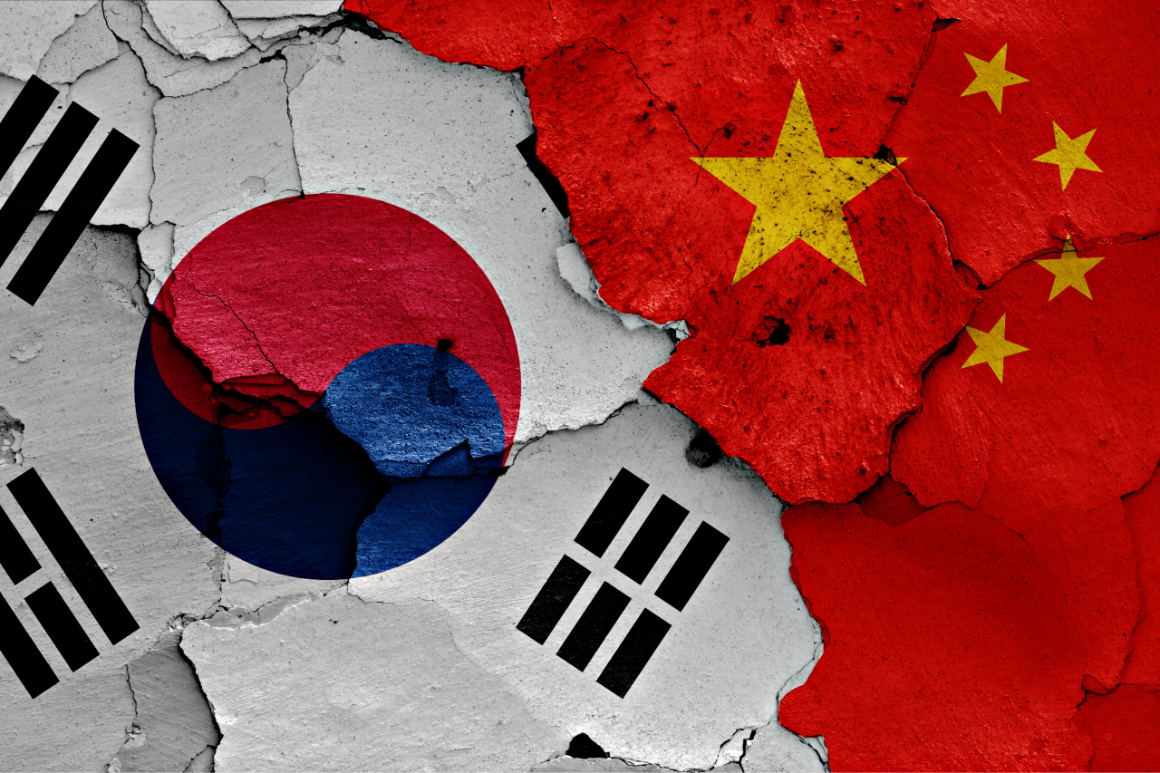 South Korean (left) and Chinese flags. (123rf)