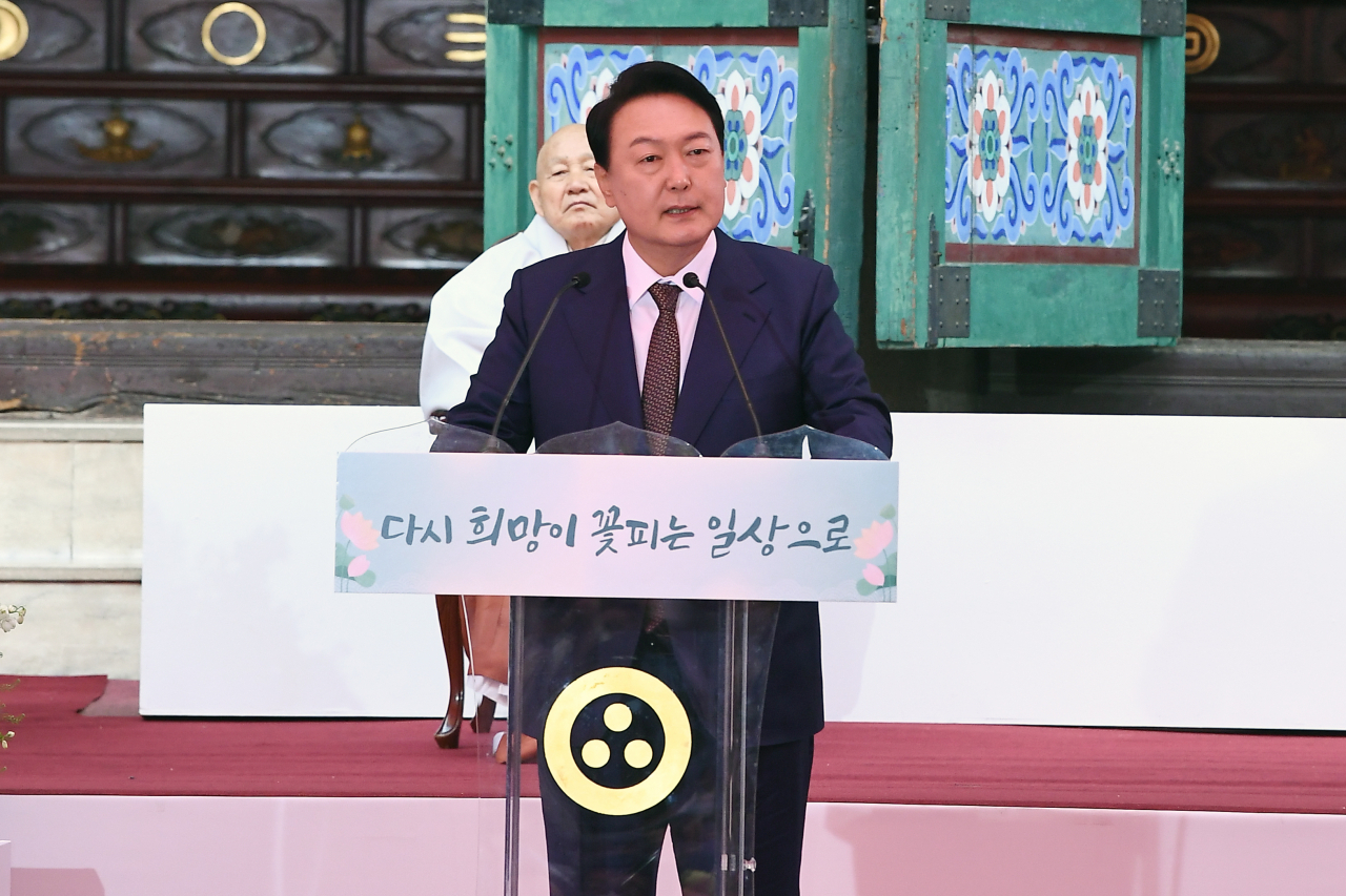 윤석열 대통령 당선인이 8일 오전 서울 종로구 조계사에서 열린 불기 2566년 부처님오신날 봉축법요식에서 축사하고 있다. [연합뉴스 제공]