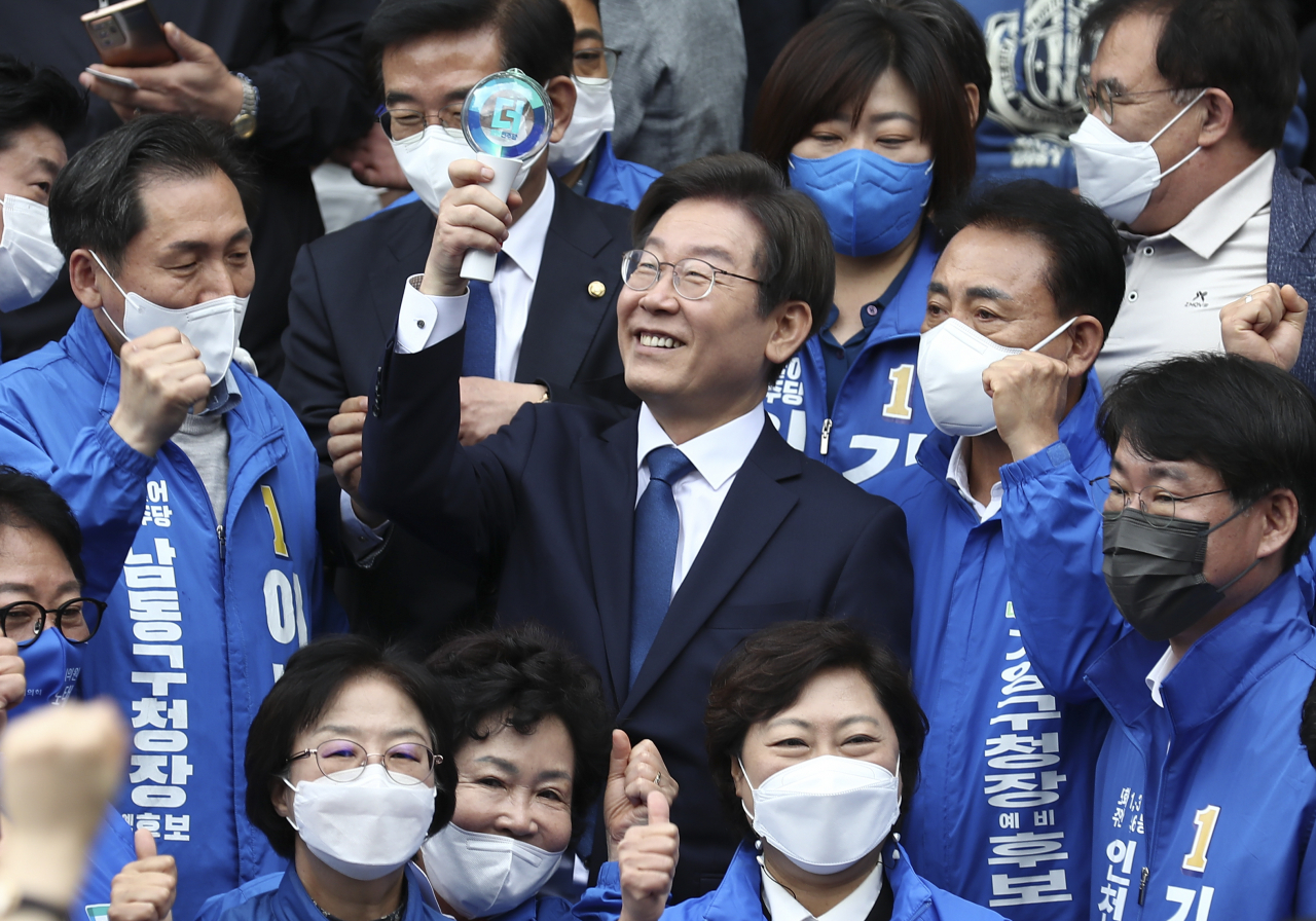더불어민주당 이재명 상임고문이 8일 인천 계양산 야외공연장에서 열린 계양을 국회의원 보궐선거 출마 선언 기자회견에서 지지자들에게 인사하고 있다. [연합]