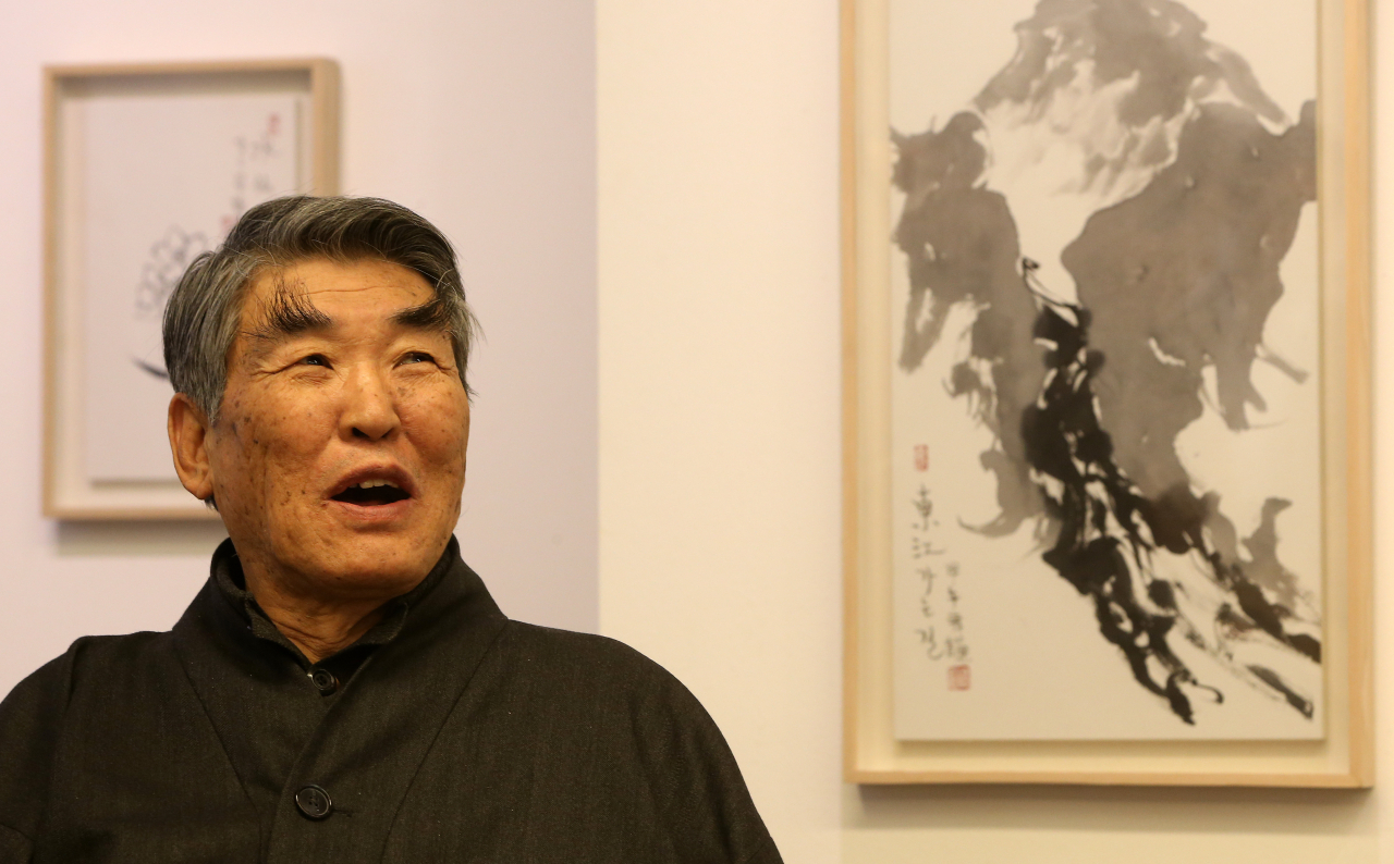 '타는 목마름으로', '오적' 등의 작품을 남긴 김지하 시인이 8일 별세했다. 향년 81세. 시인은 최근 1년여 동안 투병생활을 한 끝에 이날 오후 강원도 원주 자택에서 타계했다고 토지문화재단 관계자가 이날 전했다. 사진은 지난 2014년 10월 31일 서울 종로구 견운동 옥션단에서 열린 수묵산수전 '빈 산' 기자간담회를 하고 있는 모습. [연합]