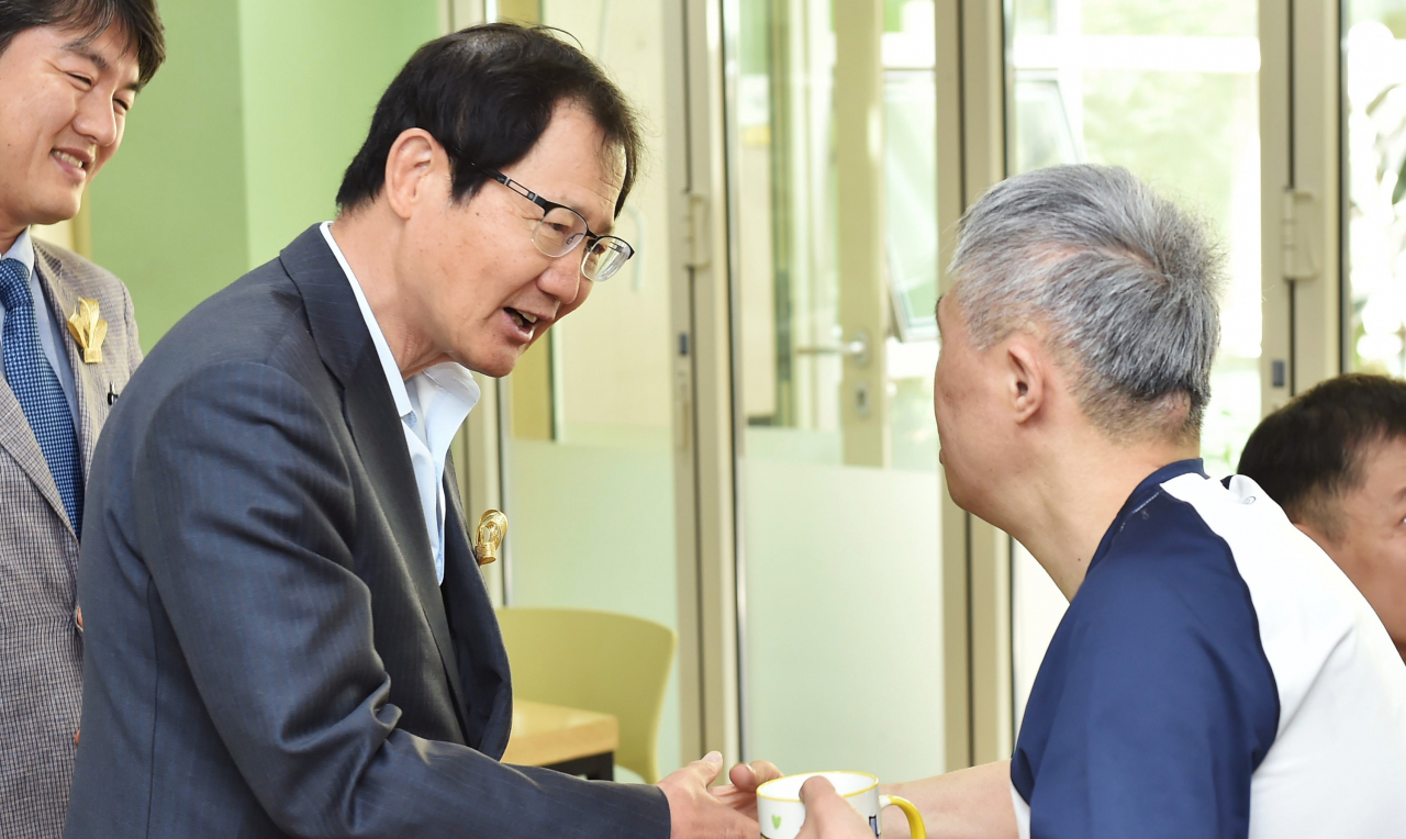 박찬구 금호석유화학그룹 회장이 2019년 5월 서울시 은평재활원에서 맞춤형 보장구를 전달한 후 시설 거주자와 대화를 나누고 있다. [금호석유화학 제공]