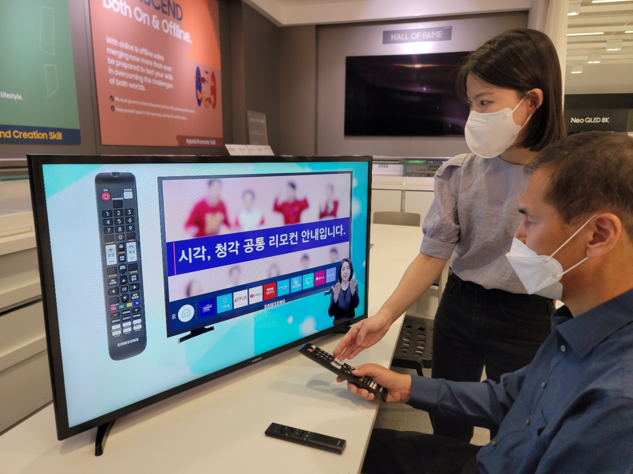 경기도 수원시 영통구에 위치한 삼성전자 수원 디지털시티에서 시각, 청각장애인 TV 담당자와 시각 장애 임직원이 제품에 대해 의견을 나누고 있다. [삼성전자 제공]