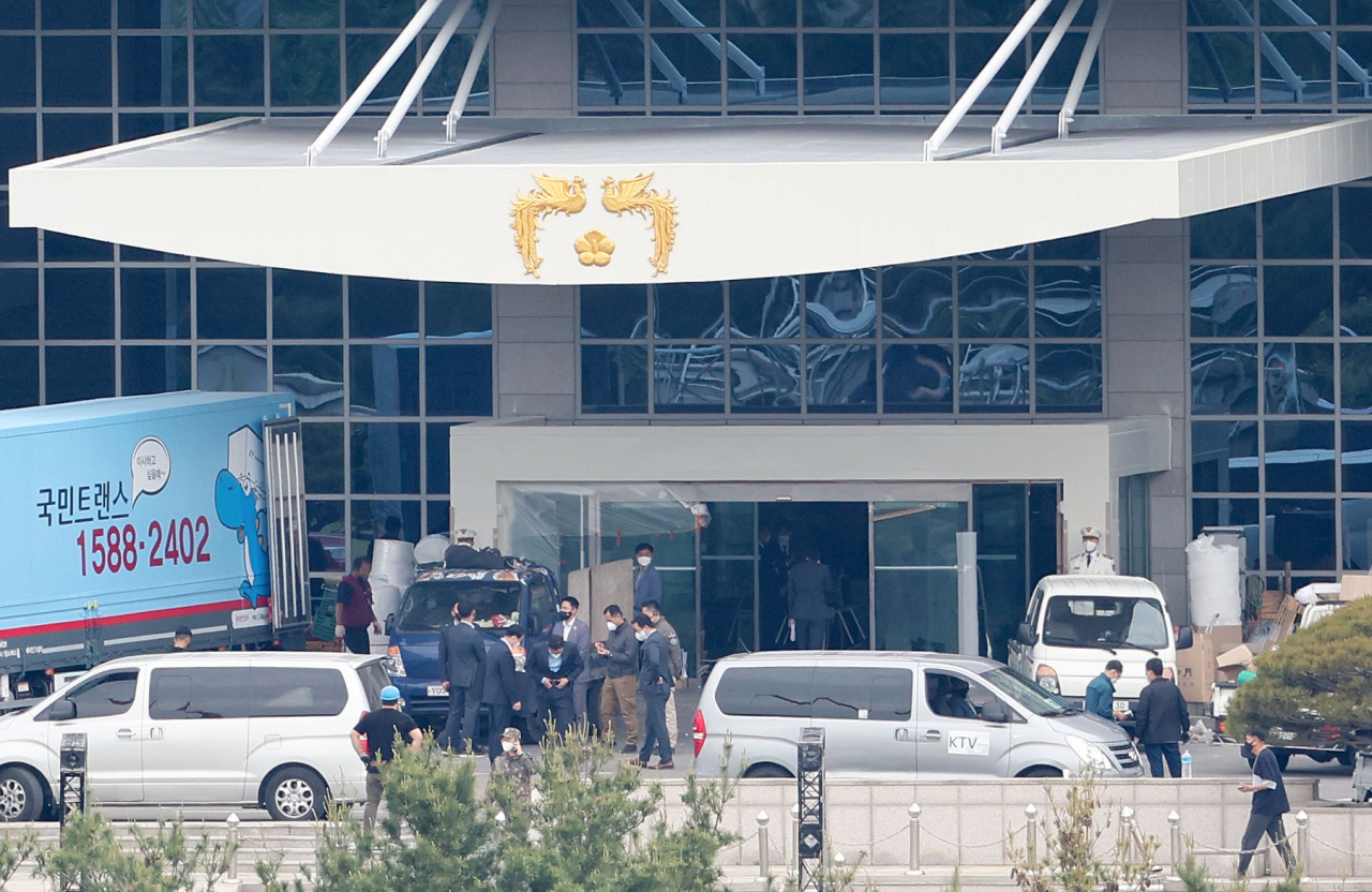 제 20대 대통령 취임을 앞둔 지난 8일 대통령 집무실이 들어설 서울 용산구 국방부 청사에 대통령을 상징하는 봉황 장식이 걸려 있다. [연합]