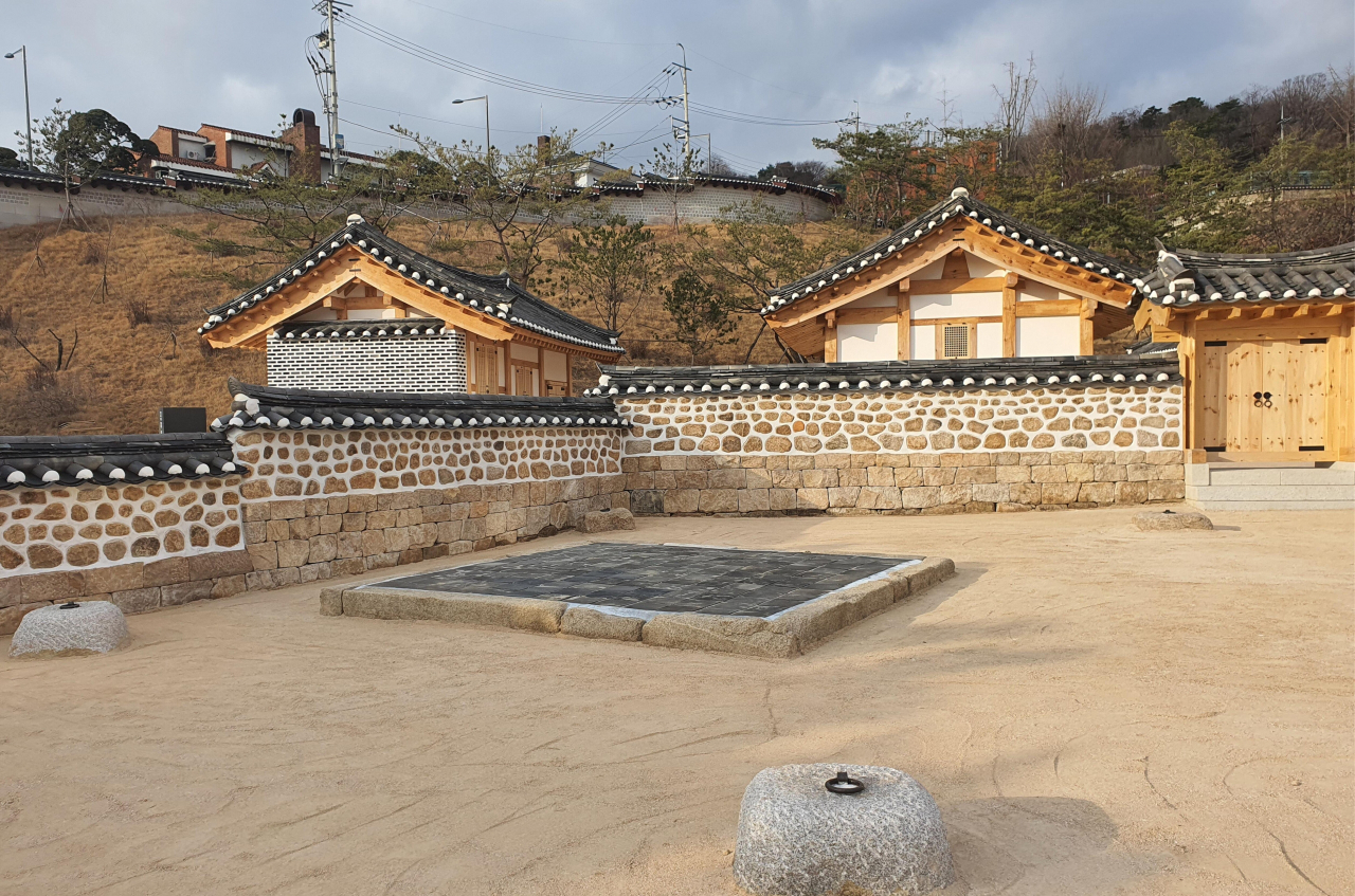 사직단 내 동쪽에서 본 찬만대, 전사청, 수복방