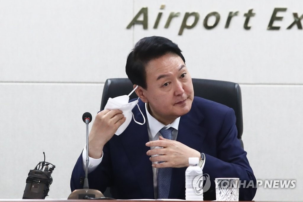윤석열 대통령 당선인이 26일 인천 서구 공항철도공사에서 열린 인천공약 추진현황 점검회의에 참석, 발언에 앞서 마스크를 벗고 있다. [연합]