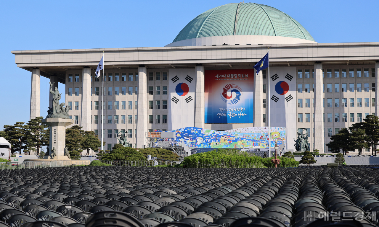 제20대 대통령 취임식을 하루 앞둔 9일 국회 본관 앞에 내빈들을 위한 의자가 마련되어 있다. 이상섭 기자 [사진=사진공동취재단]