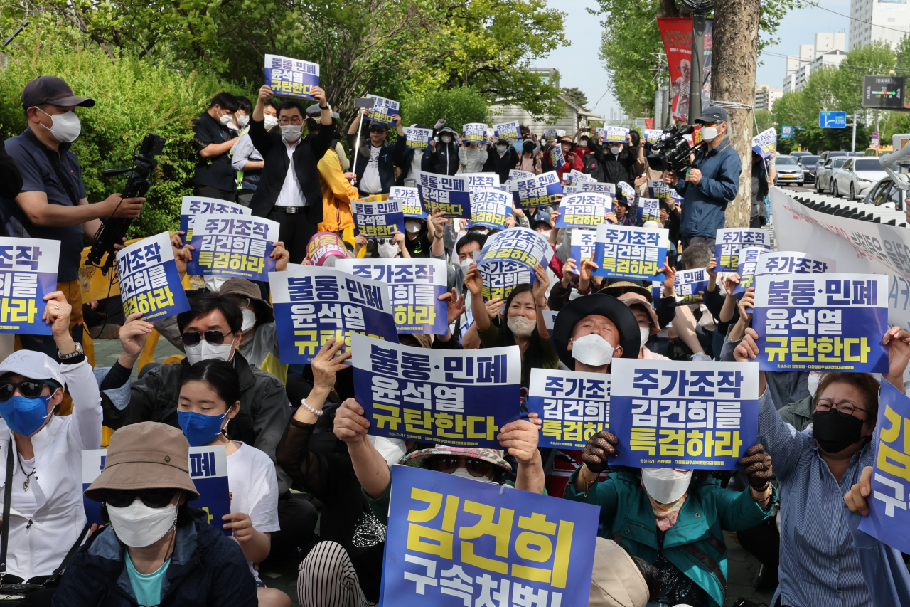 지난 7일 오후 ‘촛불승리전환행동’과 ‘대통령집무실 이전 반대 공동행동’ 회원들이 서울 용산구 국방부 청사 인근 이촌역 앞에서 대통령 집무실 이전을 규탄하는 집회를 하고 있다. [연합]