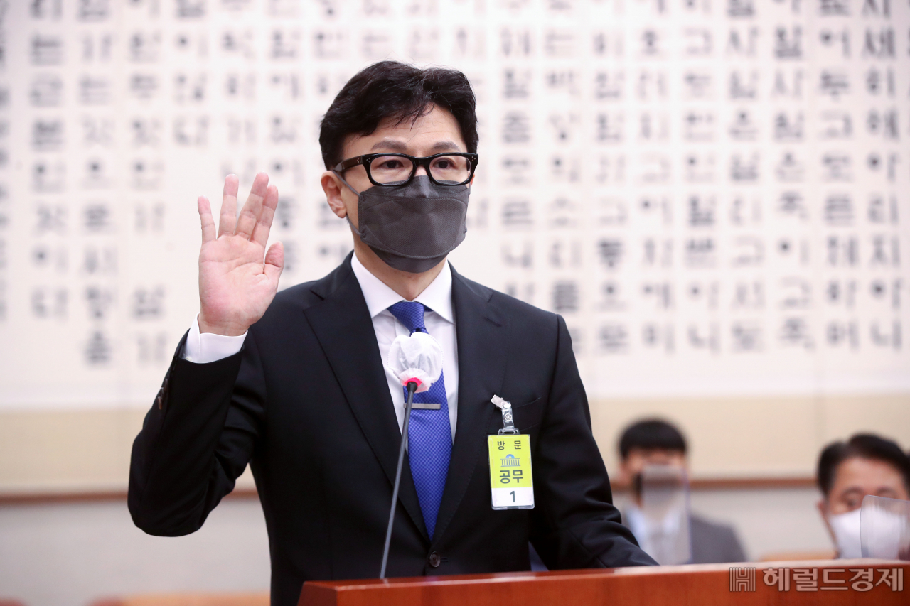 한동훈 법무부장관 후보자가 9일 서울 여의도 국회에서 열린 인사청문회에 출석해 선서를 하고 있다. 이상섭 기자