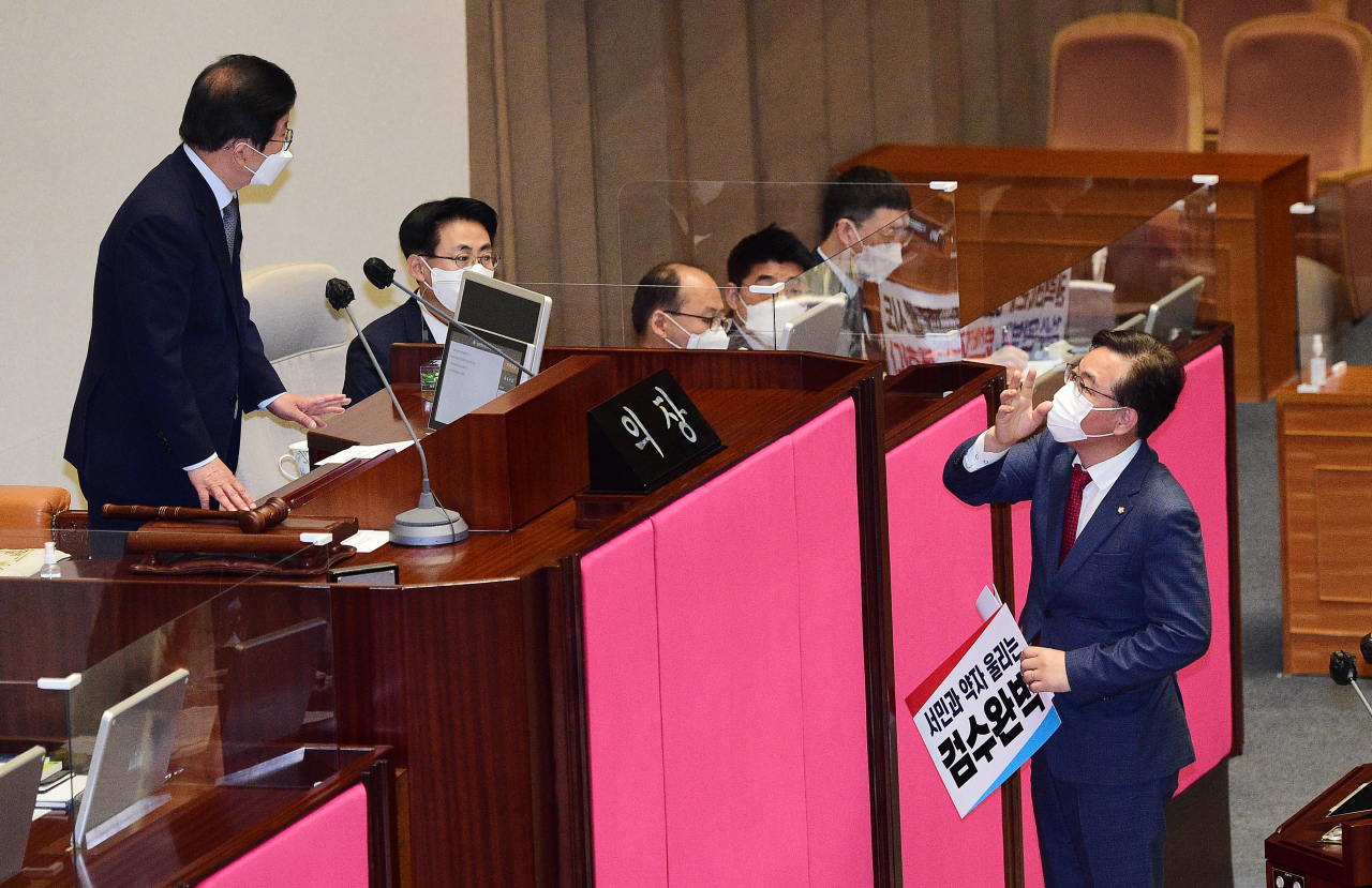 지난 3일 국회에서 열린 본회의에서 '검수완박(검찰 수사권 완전 박탈)' 법안 중 두 번째인 형사소송법 개정안이 표결 절차에 들어선 가운데 송언석 국민의힘 원내수석부대표가 박병석 국회의장에게 항의하고 있다.