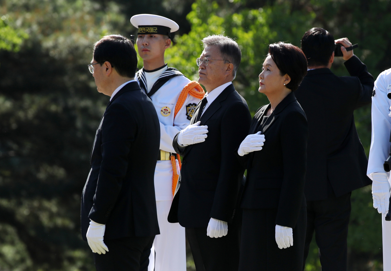 문재인 대통령과 김정숙 여사가 9일 서울 용산구 효창공원 내 백범 김구 선생 묘역 참배에 앞서 국기에 경례를 하고 있다. 연합뉴스