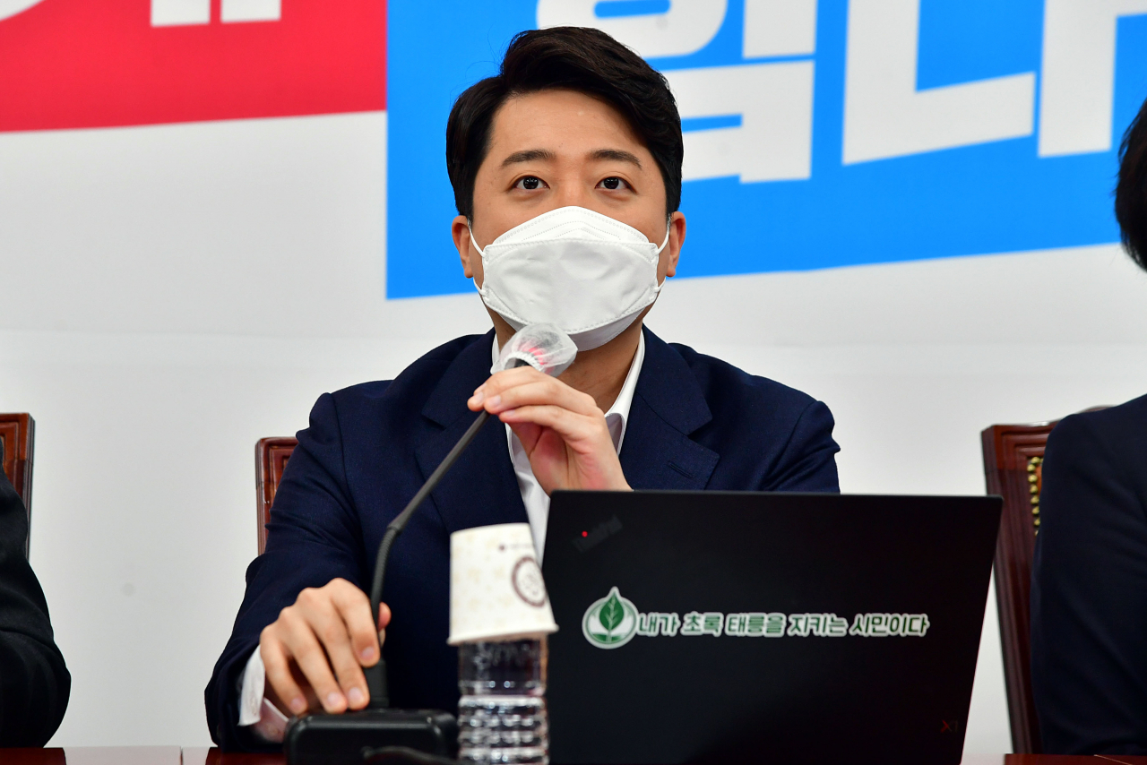 국민의힘 이준석 대표가 2일 국회에서 열린 최고위원회의에서 발언하고 있다. [연합]