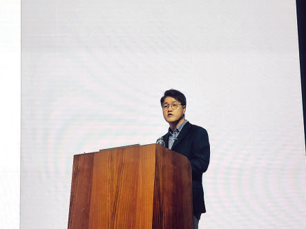 9일 여의도 페어몬트 앰배서더 호텔에서 열린 원스토어 기업공개(IPO) 기자 간담회에서 이재환 원스토어 대표가 상장 후 비전에 대해 설명하고 있다. 홍승희 기자